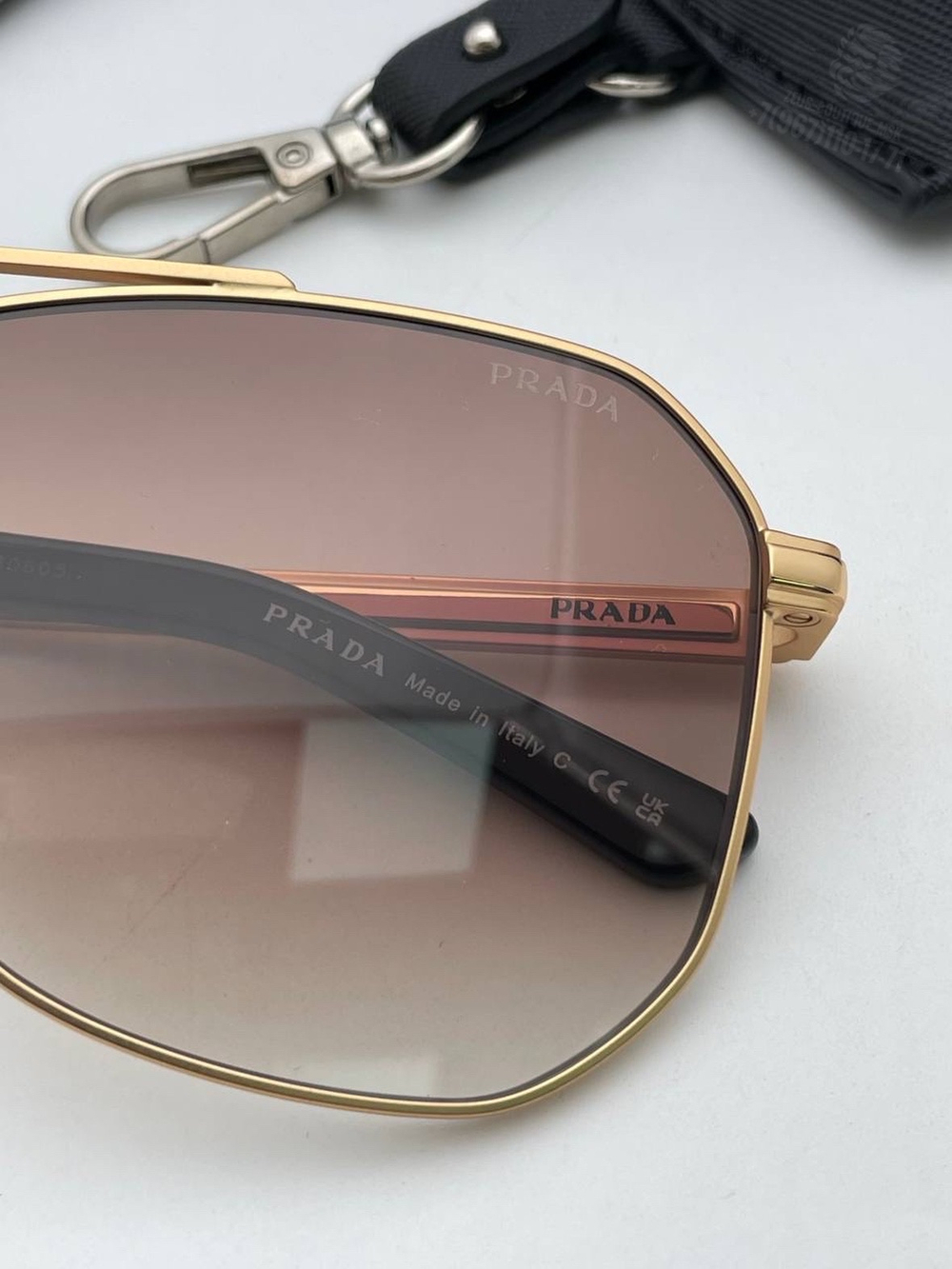 Солнцезащитные очки Prada