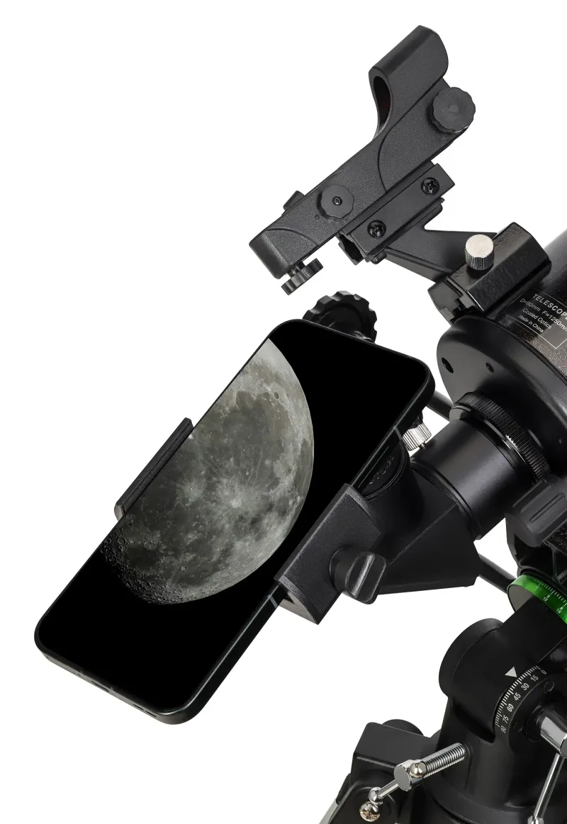 Телескоп Sky-Watcher MAK90 StarQuest EQ1, с коллимационными винтами - адаптер для смартфона с изображением Луны