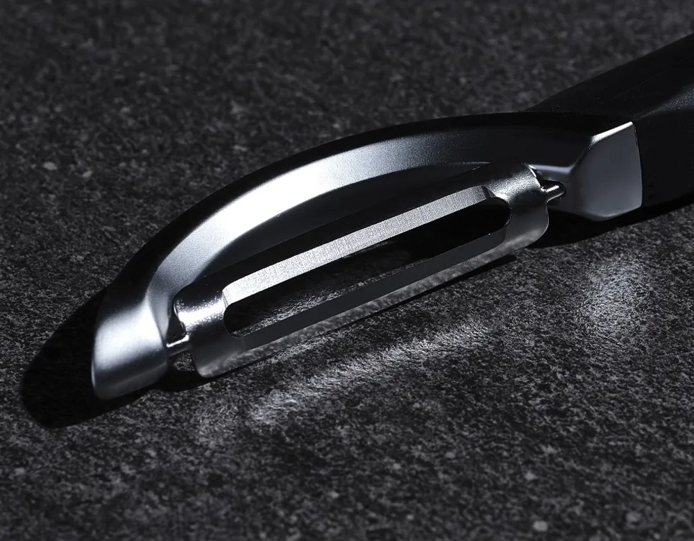 Microplane Специальный вертикальный нож для очистки овощей, черный. 48091