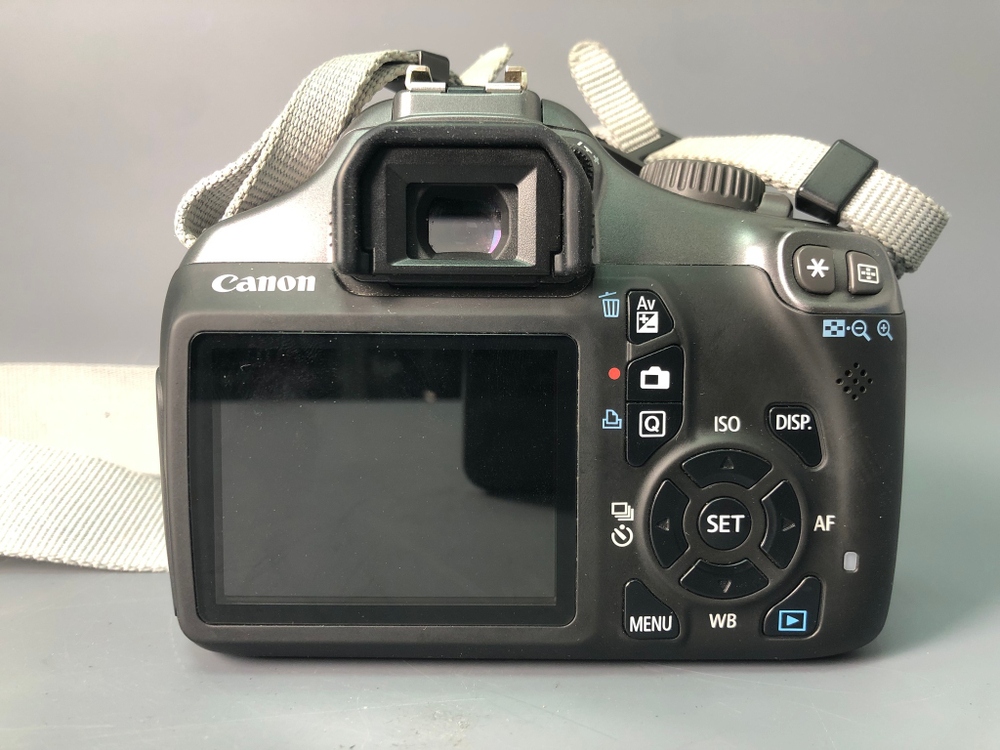 Canon 1100D Kit 18-55mm, 5140 кадров, есть царапины.