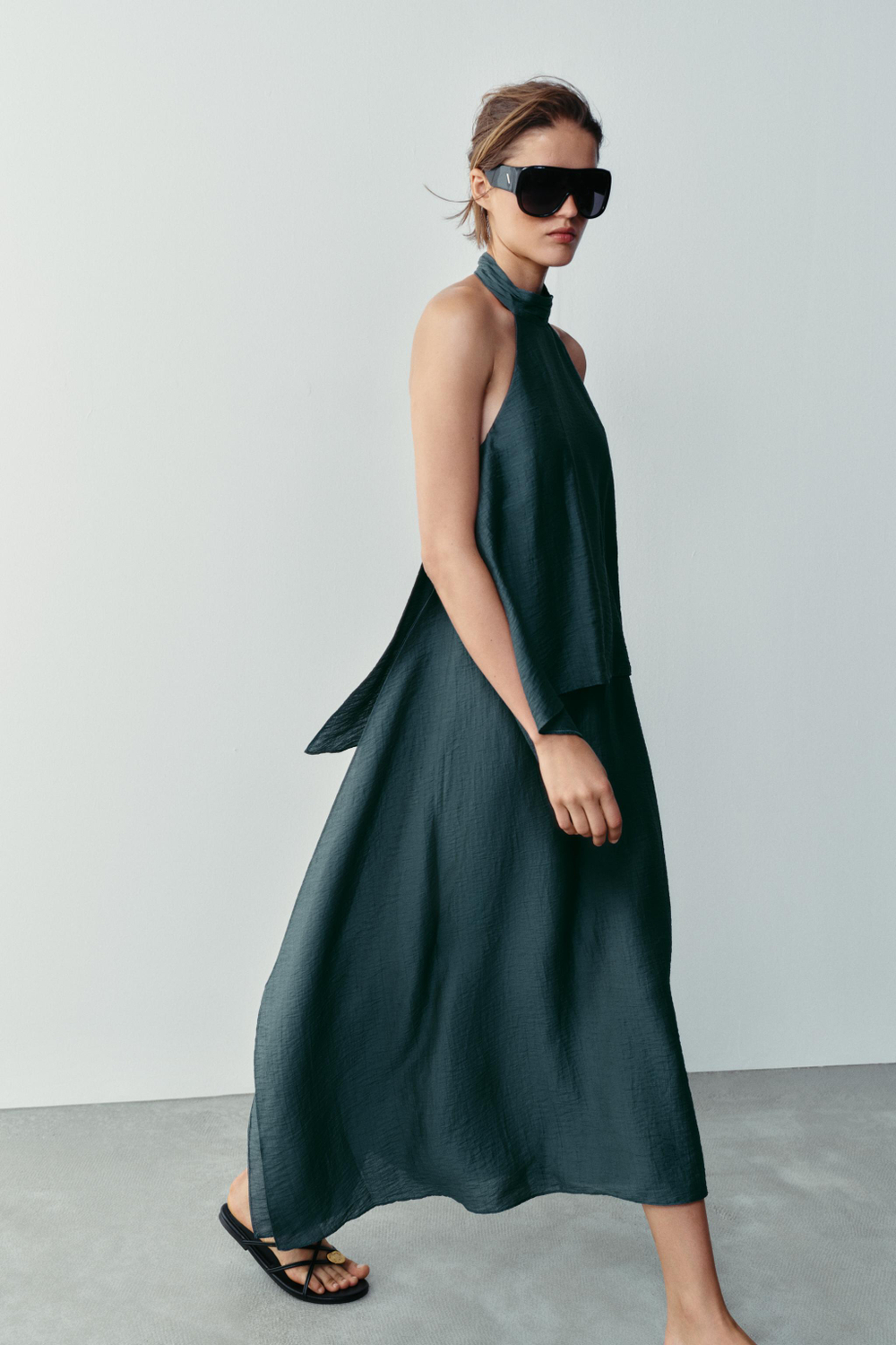 ЛЬНЯНОЕ ПЛАТЬЕ МИДИ С ГОРЛОВИНОЙ ХАЛТЕР — ZARA