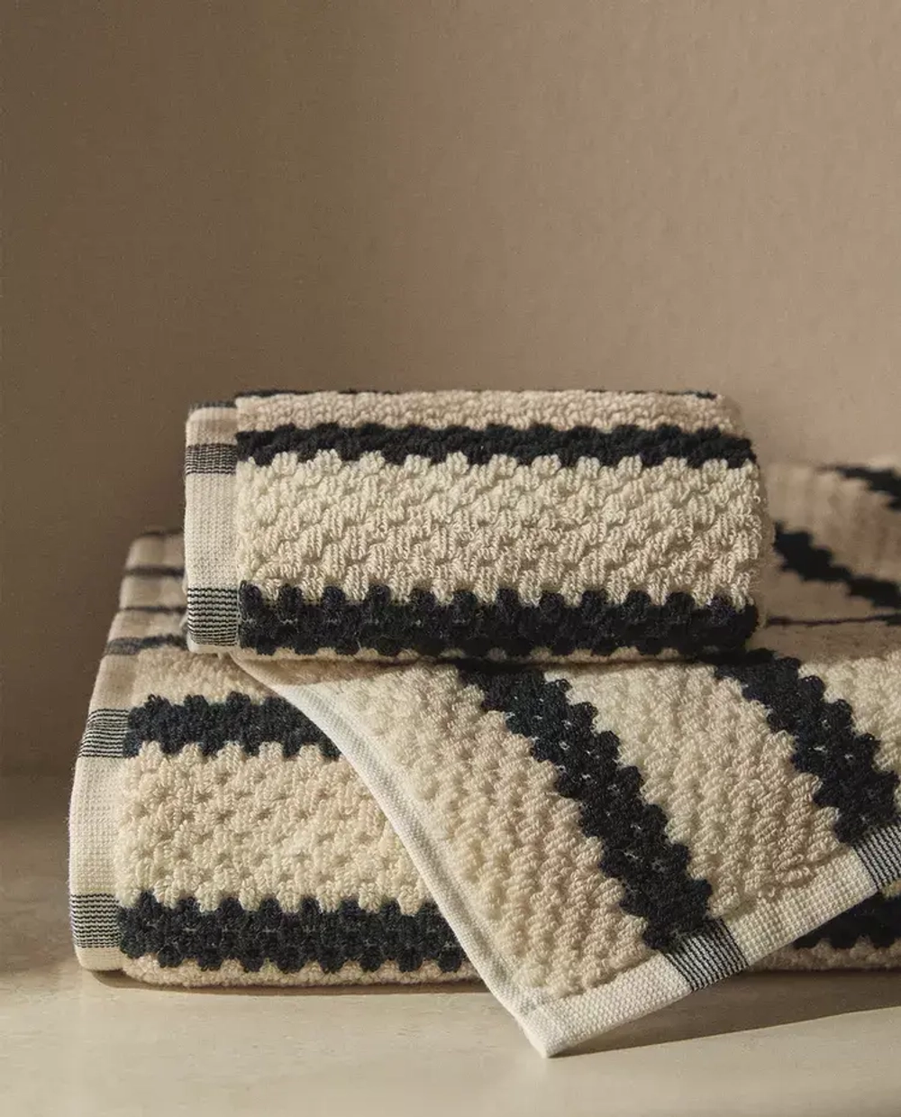 ZARA HOME ЖАККАРДОВОЕ БАННОЕ ПОЛОТЕНЦЕ С ГЕОМЕТРИЧЕСКИМ УЗОРОМ, ЧЕРНЫЙ