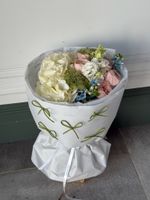 Букет из гортензии, кустовых пионовидных роз, лизиантуса и оксипеталума