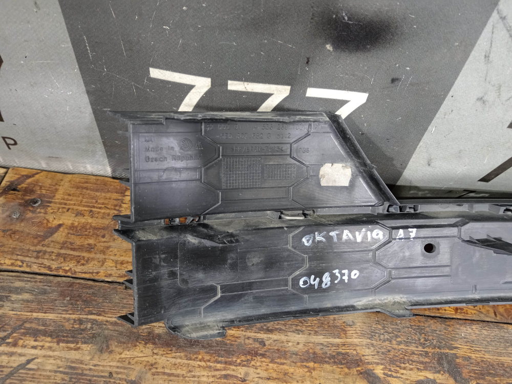 Накладка ПТФ передняя правая Skoda Octavia 3 (A7) 17-20 Б/У Оригинал 5E0807682G