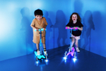 Самокат Maxi Micro Deluxe Glow Plus (светящийся) LED синий кристалл