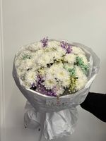 Букет из хризантемы и гипсофилы в радужном оттенке