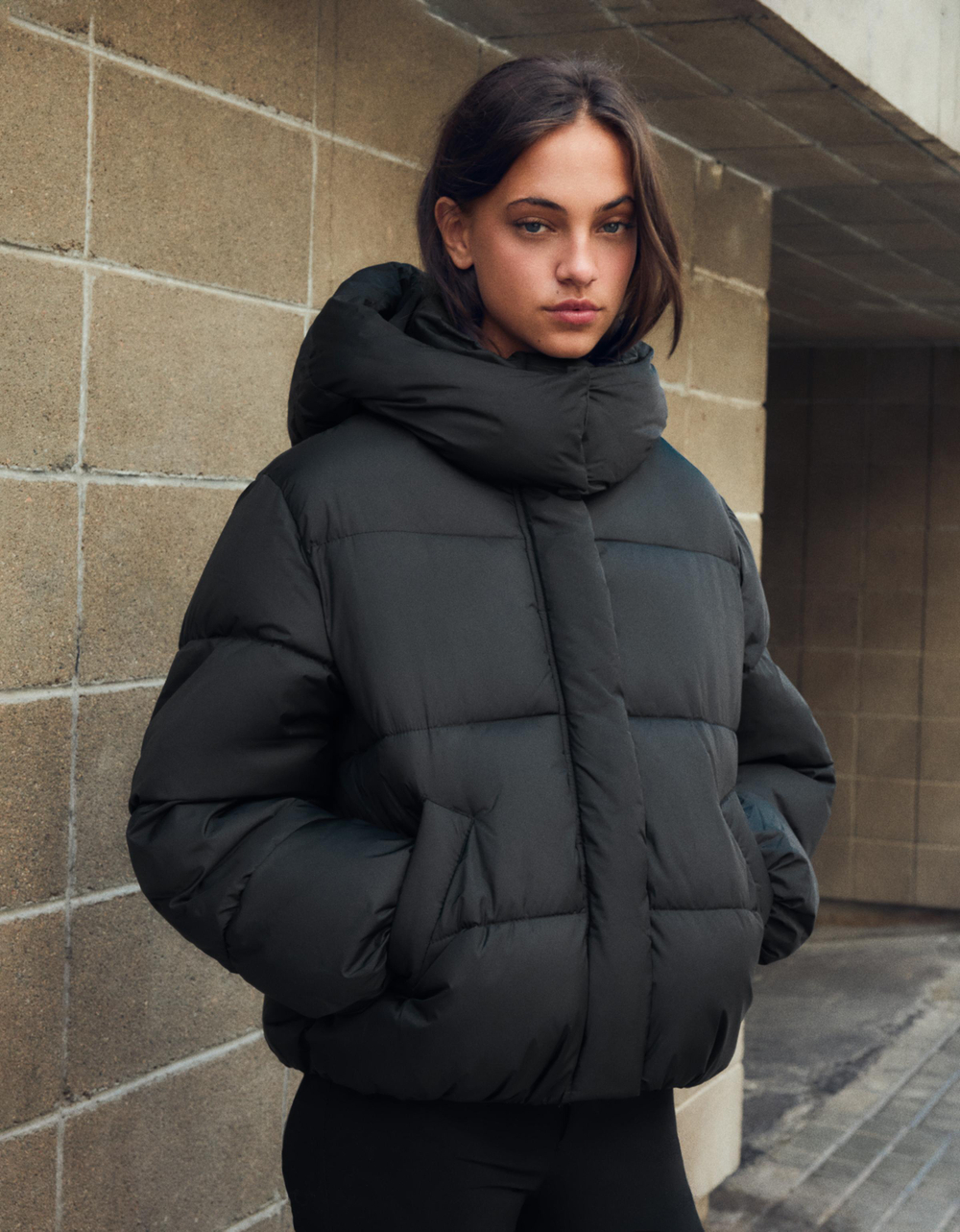 Женская стеганая куртка оверсайз с капюшоном - BERSHKA
