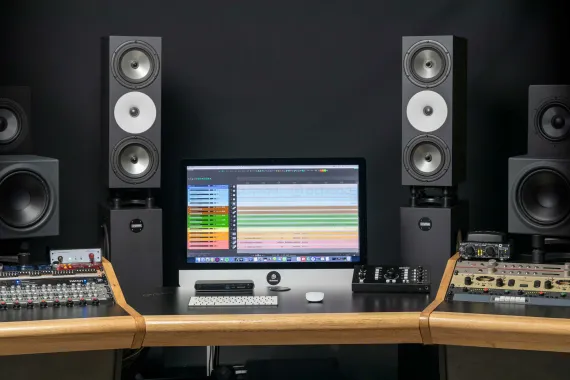 Amphion Two18 Black