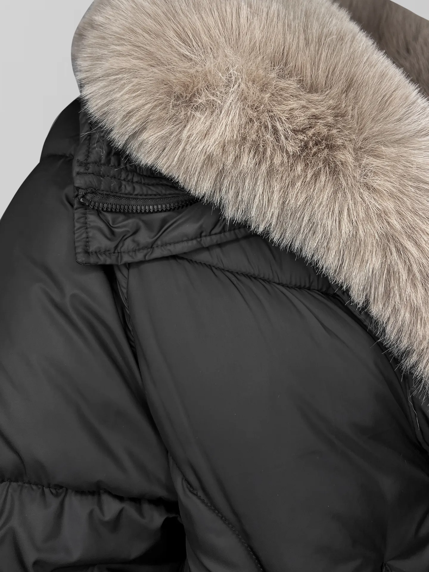 Куртка FoFo Shop 802 однотонная на молнии с меховым воротником