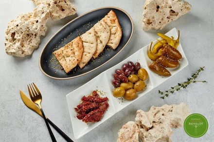 Мезе (оливки, вяленые помидоры, перчики фаршированные) | Meze (olives, sun-dried tomatoes, stuffed peppers)