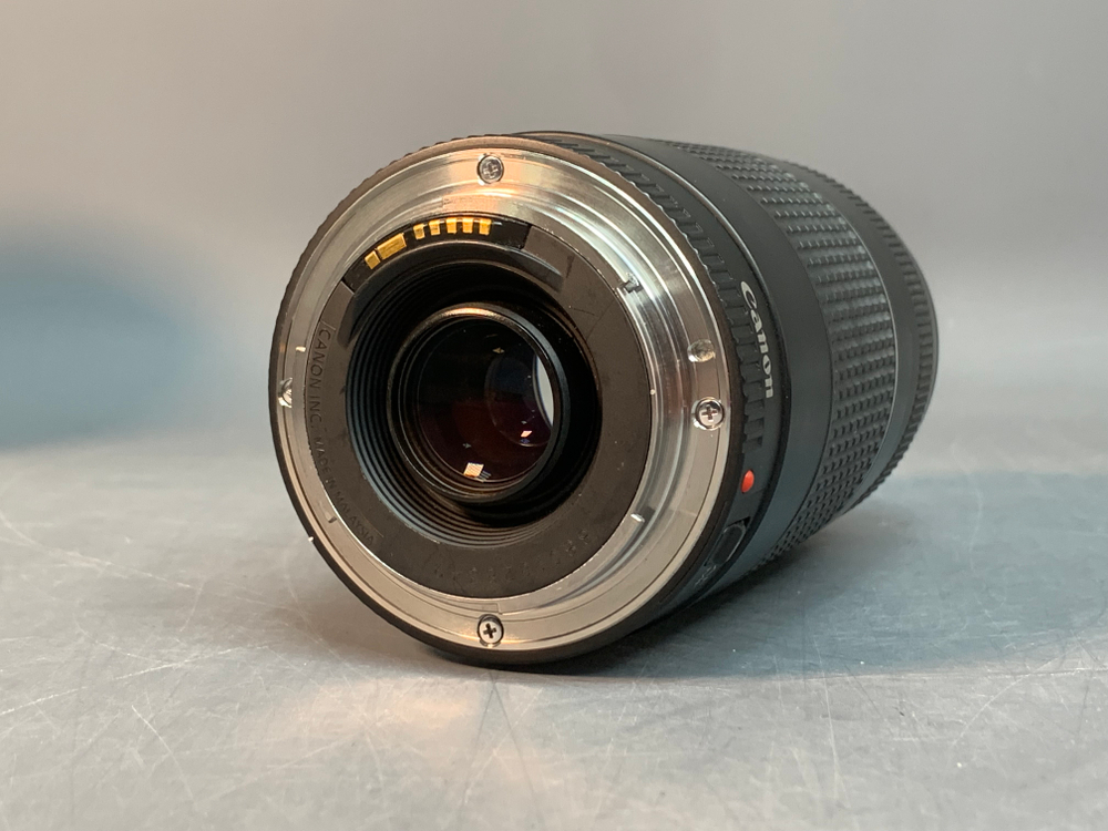Canon EF 75-300mm 4-5.6 III внутри линзы пылинка