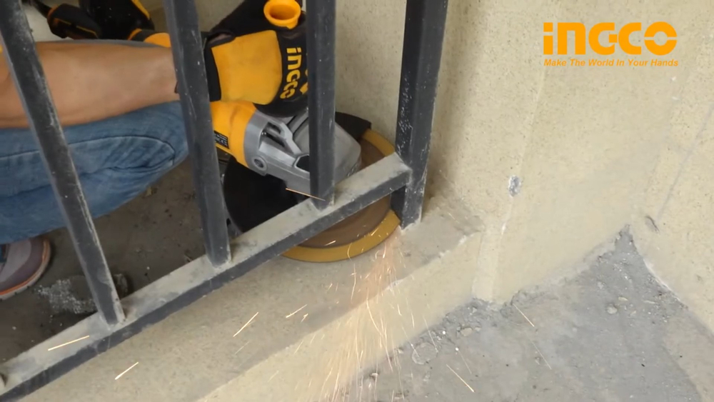 Угловая шлифовальная машина (УШМ) INGCO AG26008 INDUSTRIAL 230 мм 2,6 кВт
