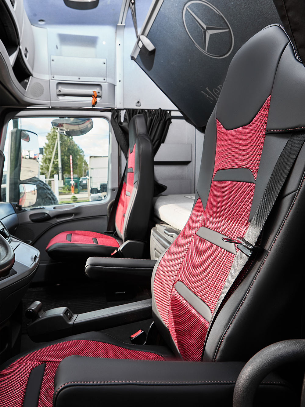 Чехлы Люкс Mercedes Actros MP3 (экокожа, черный, красная вставка (рогожка))