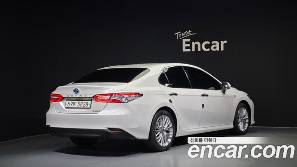 Toyota Camry 2.5 XLE Hybrid — 2019