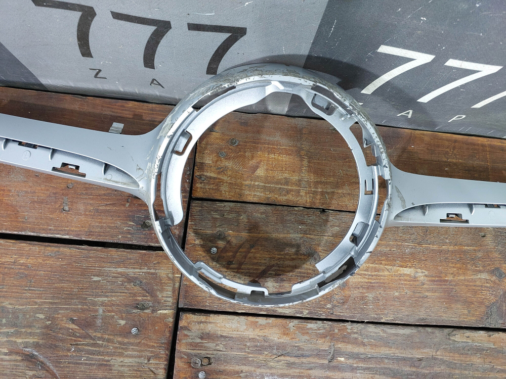 Накладка решетки радиатора Mercedes C (W205) 18-23 Б/У Оригинал A2058881100