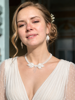 Колье "Бантик" ручной работы из бисера и кристаллов Swarovski