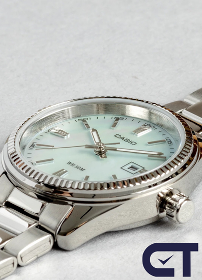 Casio LTP-1302DS-2A — женские часы с голубым перламутровым циферблатом и датой