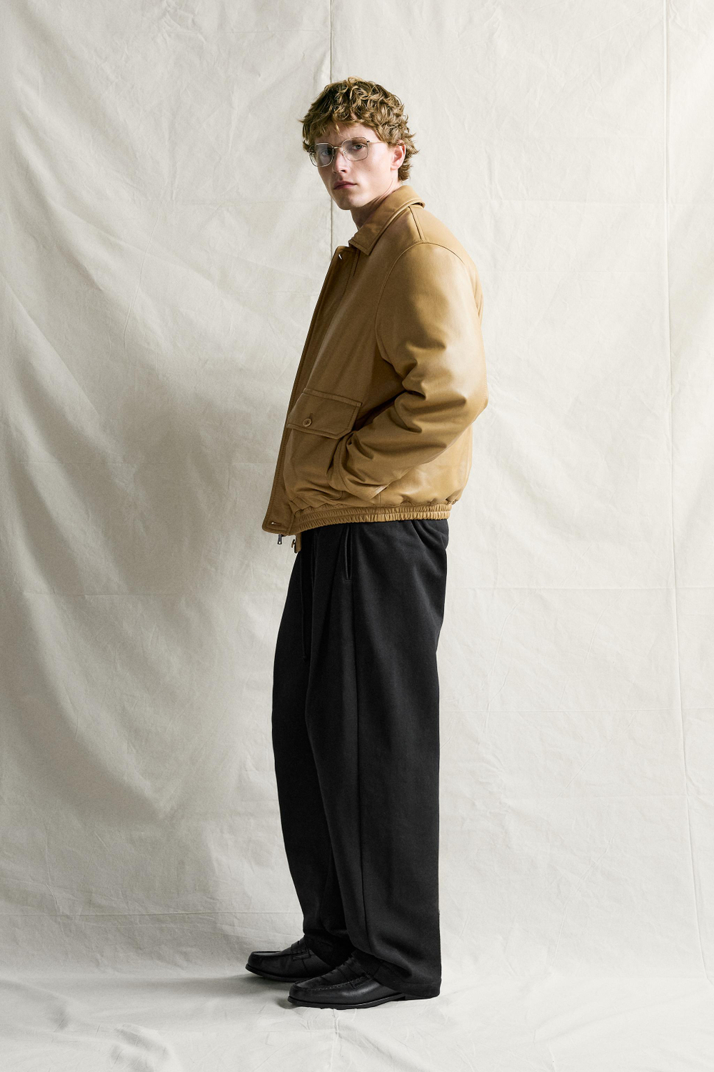 БРЮКИ-ДЖОГГЕРЫ С БОКОВЫМИ СКЛАДКАМИ — ZARA
