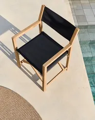Чёрное складное кресло Vilara для улицы, изготовленное из акации