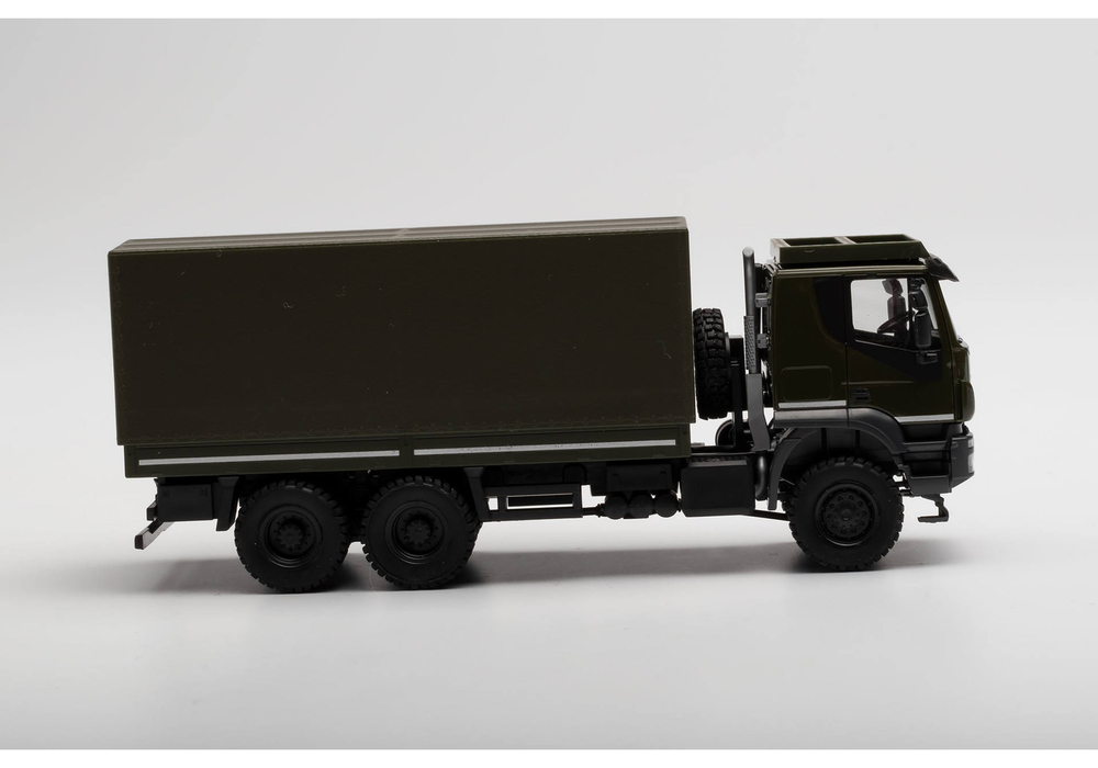Грузовой автомобиль Iveco Trakker 6x6 с бортовой платформой и тентом, военный