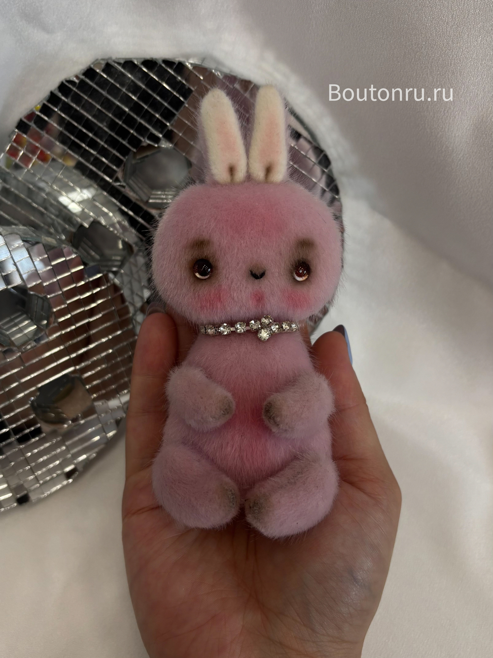 Игрушка в виде розового зайчика ручная работа