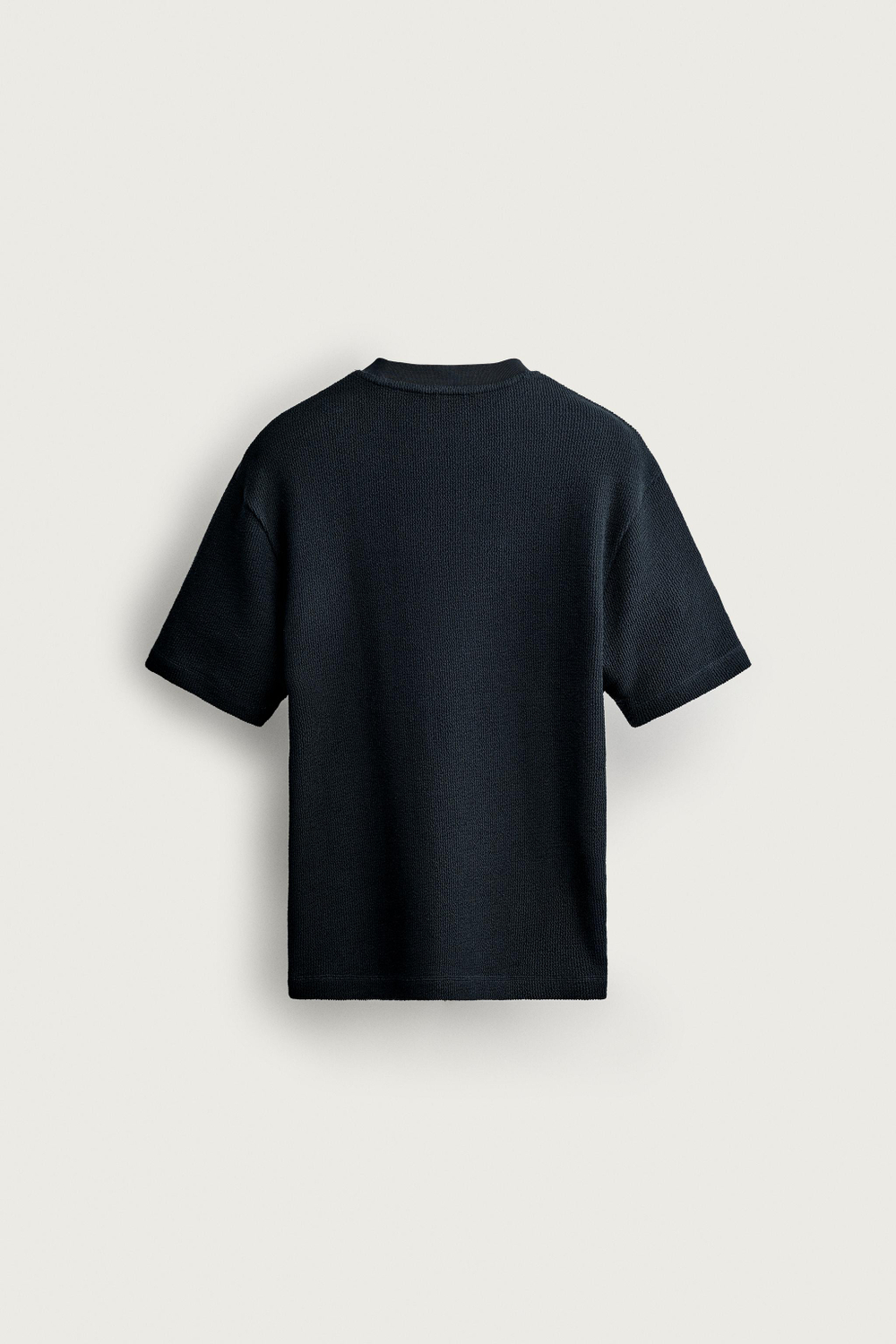 ФУТБОЛКА КЛАССИЧЕСКОГО КРОЯ ИЗ ТКАНИ СЕЙРСАКЕР — ZARA