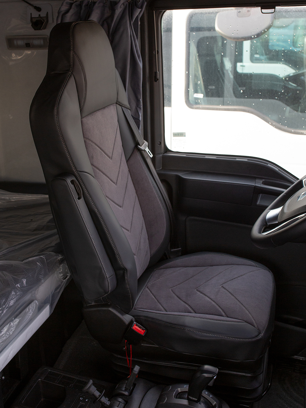 Чехлы Люкс Sitrak MAX; SITRAK C7H с 2024 г (экокожа, черный, серая вставка)