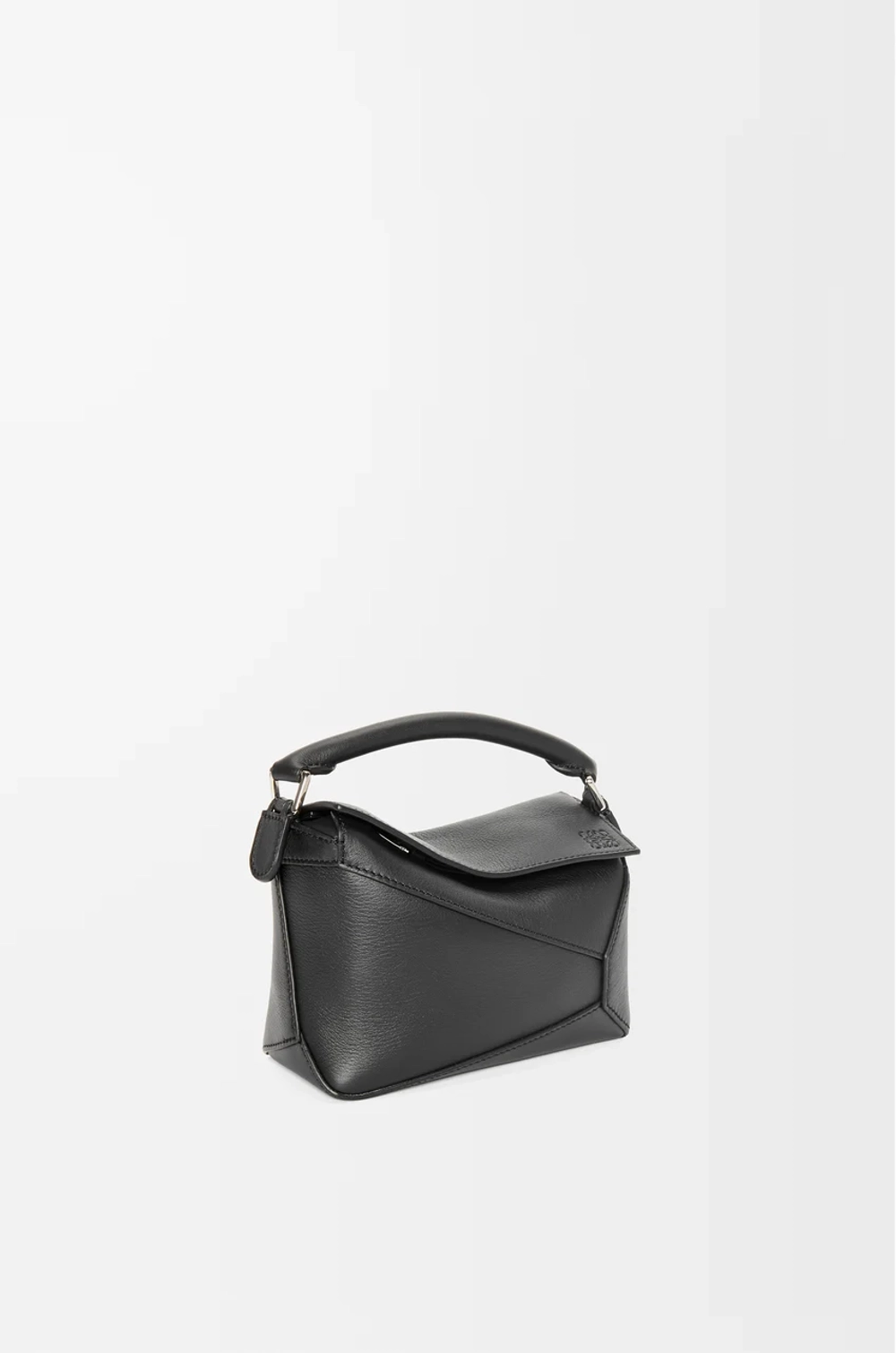 Loewe Мини-сумка Puzzle Edge из классической телячьей кожи, черный