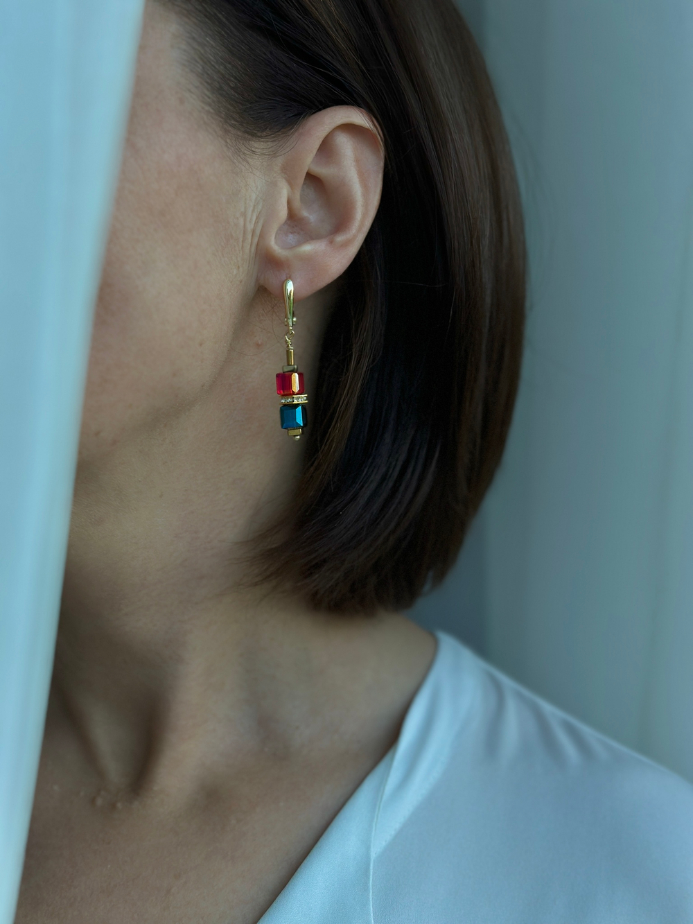 Серьги из красных и синих кубиков Swarovski с кристаллами, оттенок золото