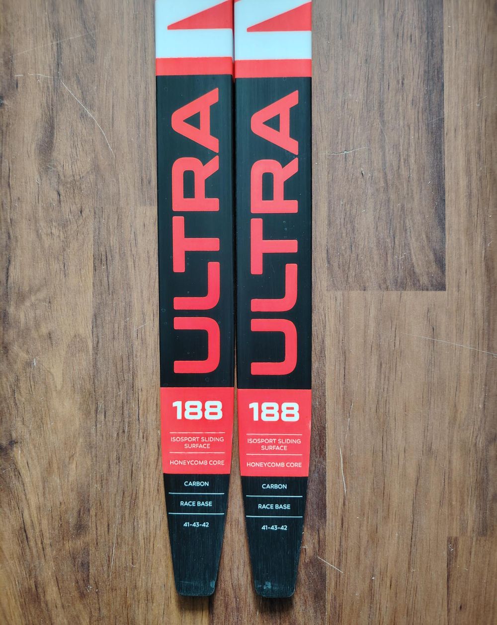 Беговые лыжи STC ULTRA MAX SKATE c установленной платформой NIS (2026/2027)