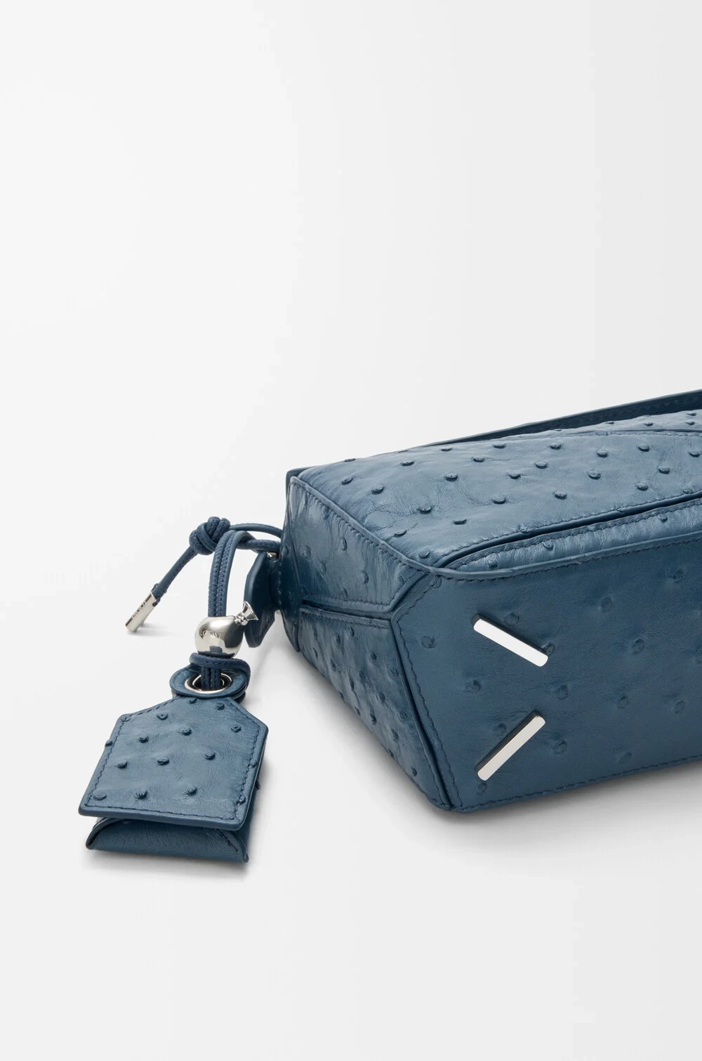 Loewe Сумка-мини Puzzle Featherlight из страусиной кожи, синий
