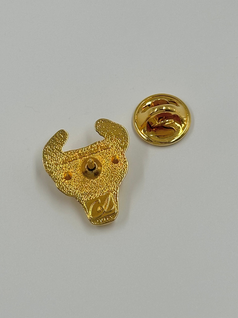 Брошь пин Телец Christian Lacroix