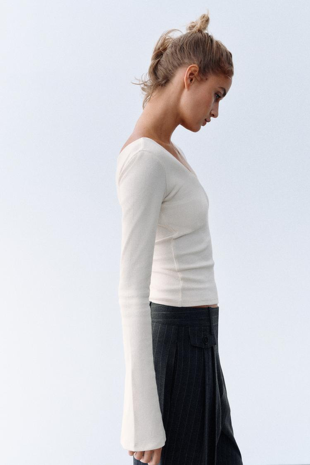 ZARA ФУТБОЛКА В РУБЧИК С V-ОБРАЗНЫМ ВЫРЕЗОМ, ЭКРЮ