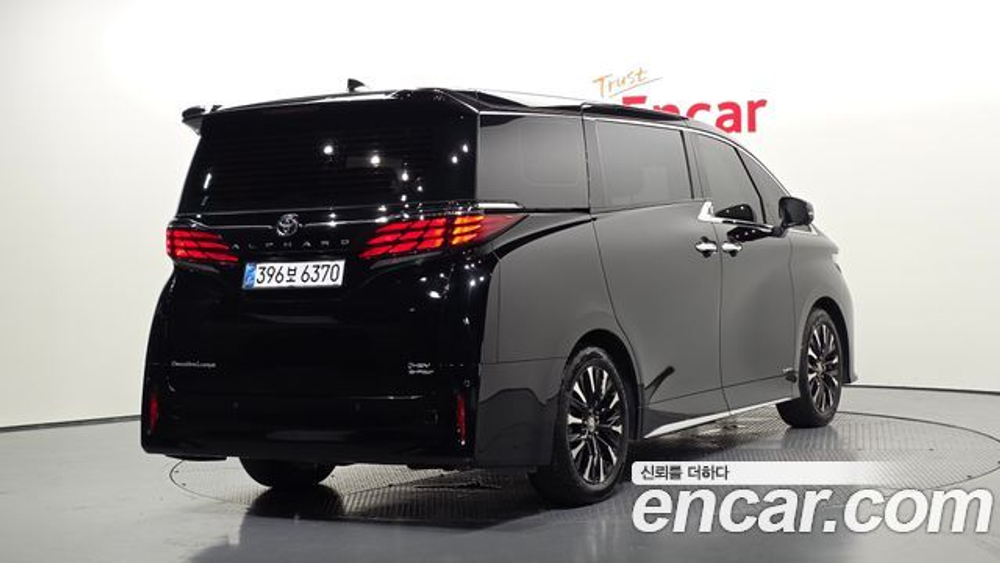 Toyota Alphard 2.5 HEV Executive AWD — 2025