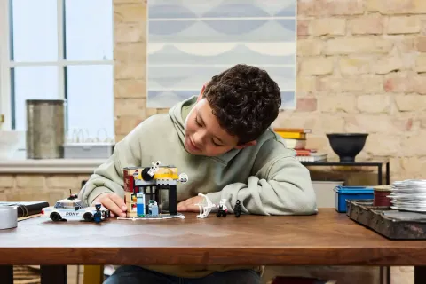 Конструктор LEGO Marvel 76311 Пародия на паука: Майлз Моралес против Спота