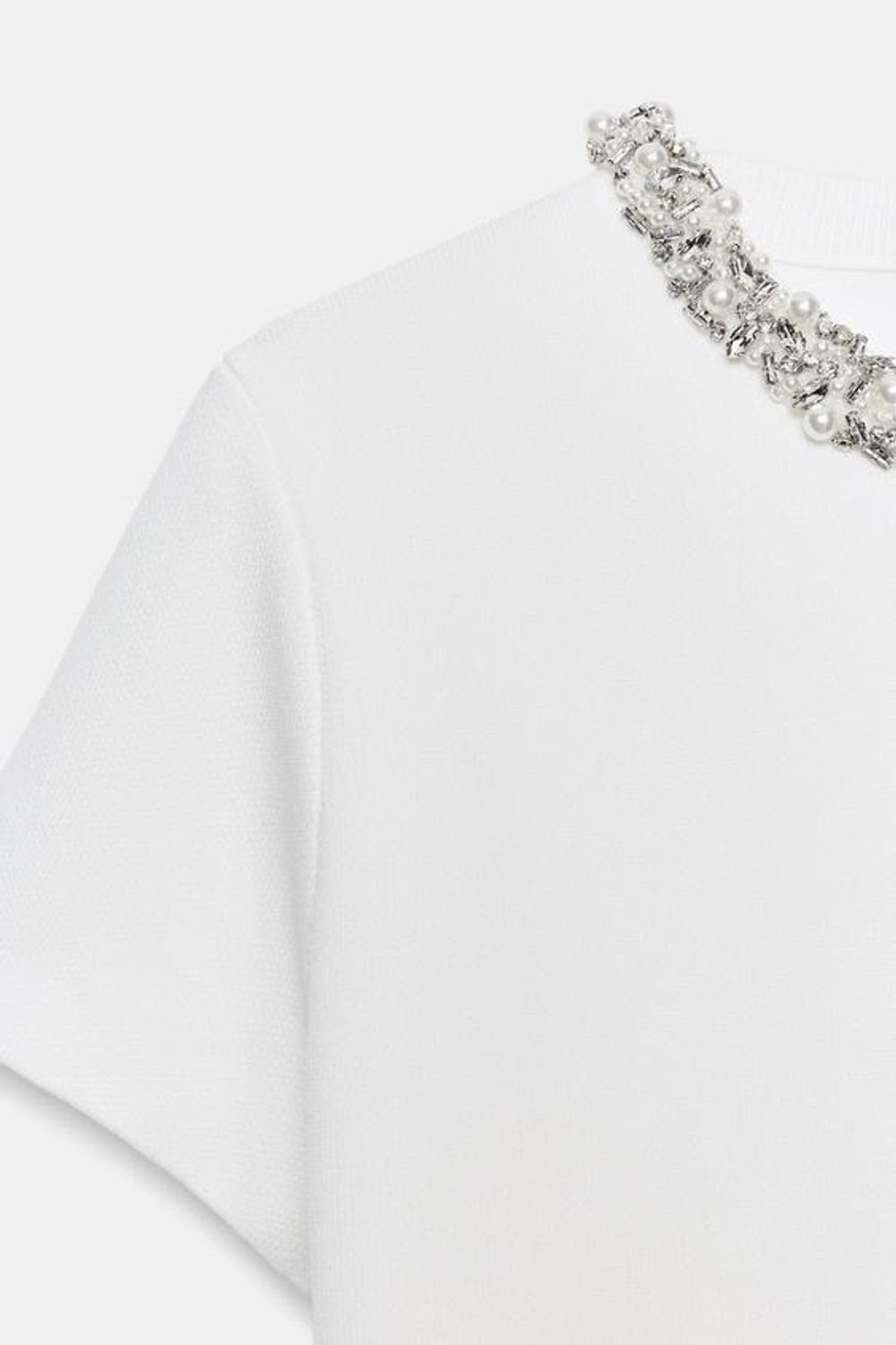 ZARA ТРИКОТАЖНЫЙ ТОП С БУСИНАМИ И СТРАЗАМИ, БЕЛЫЙ