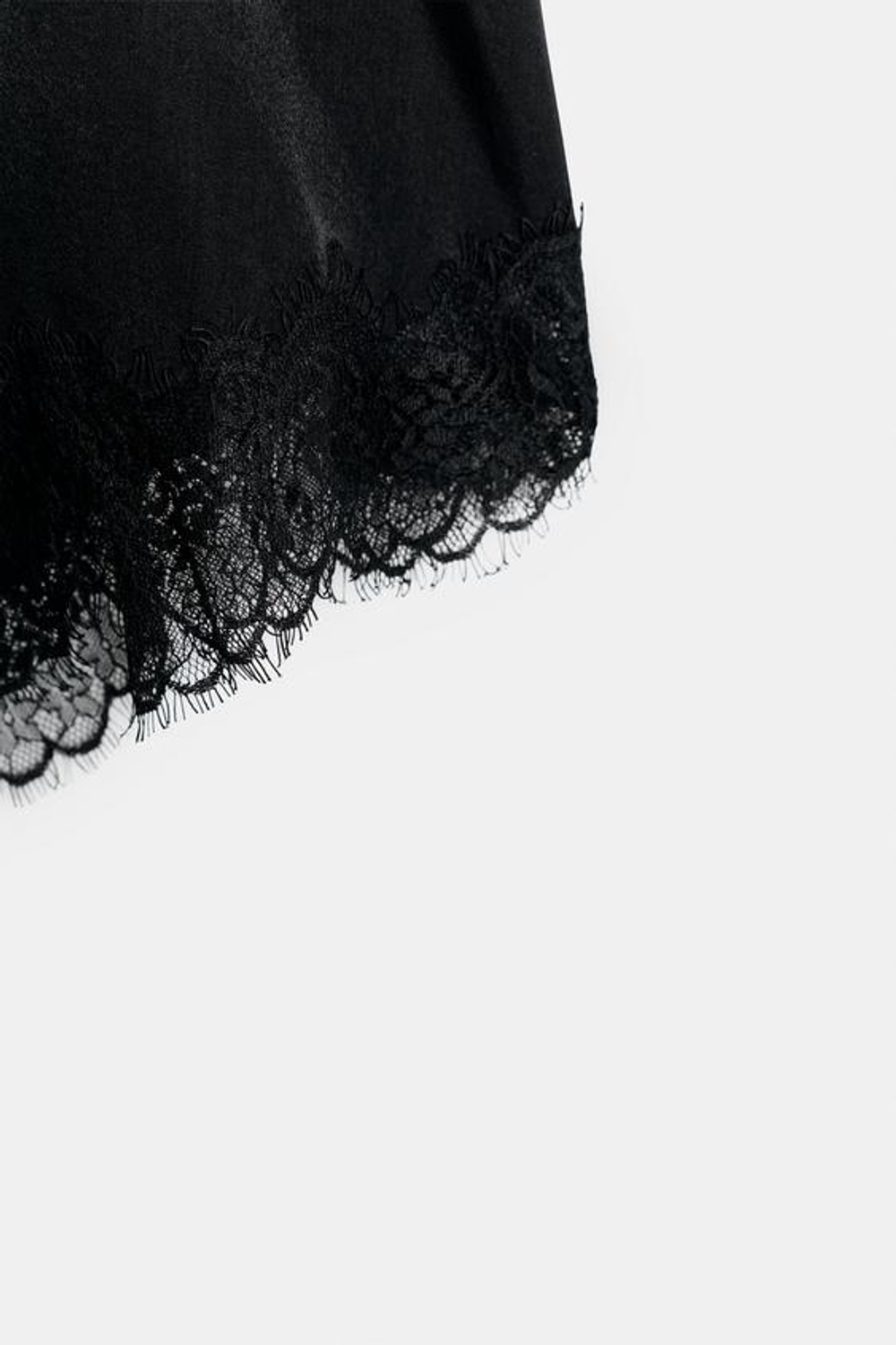 ZARA ФУТБОЛКА С ВОРОТНИКОМ НА ПУГОВИЦАХ И КРУЖЕВОМ, ЧЕРНЫЙ