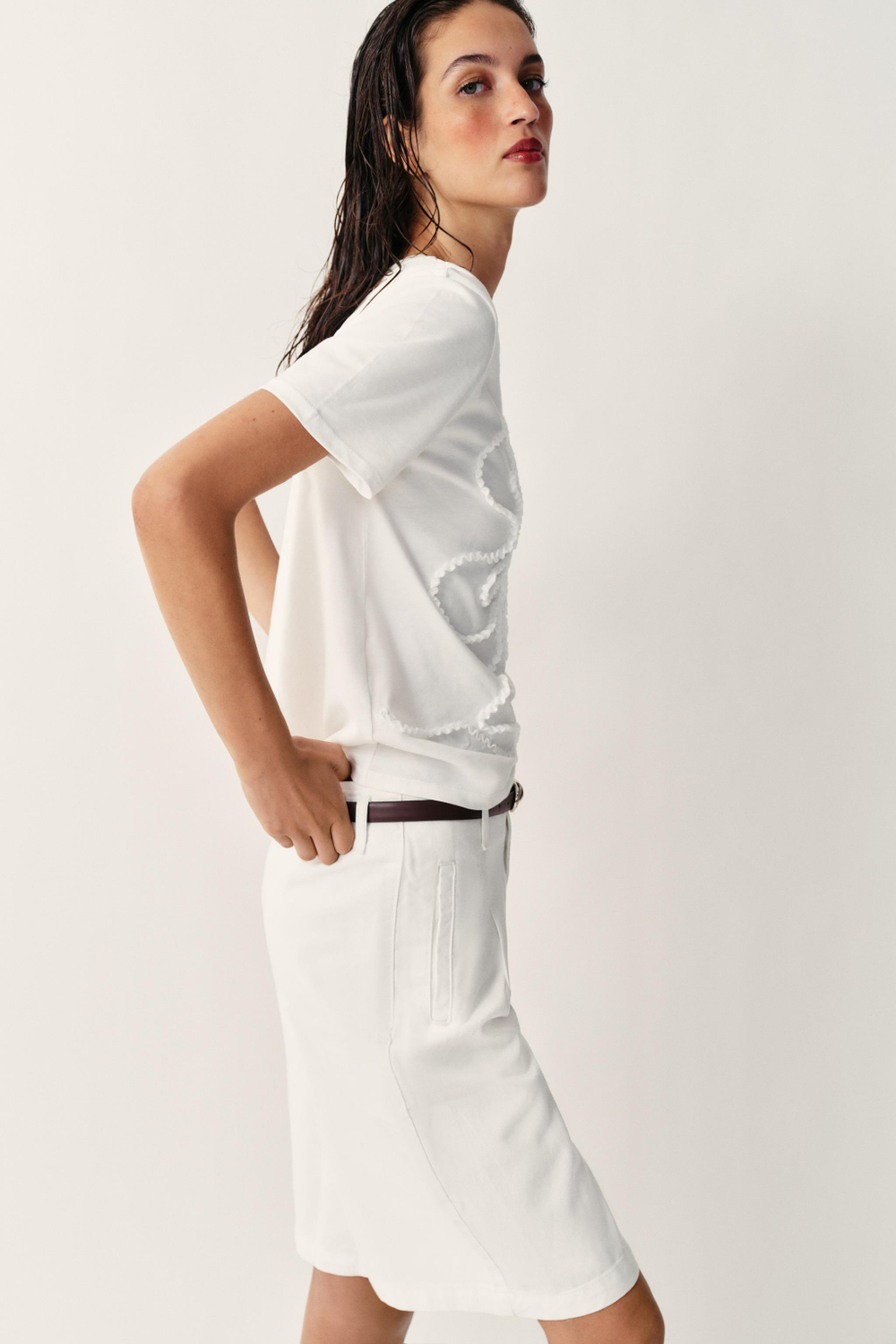 ФУТБОЛКА С ОБЪЕМНЫМИ ЦВЕТАМИ — ZARA