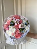 Букет из кустовых пионовидных роз, хризантемы, маттиолы и оксипеталума