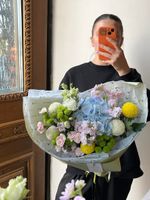 Букет из гортензии, хризантемы, лизиантуса и диантусов
