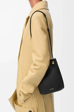 Loewe Сумка-мешок Pebble из гладкой телячьей кожи, черный