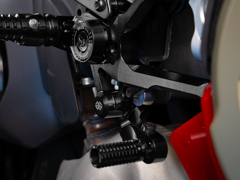 MUE2-D04-B GILLES ADJUSTABLE ALUMINIUM REARSETS (P V4 2025)
