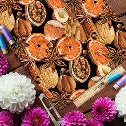 Ткань мембрана апельсины, корица и орехи на чёрном фоне