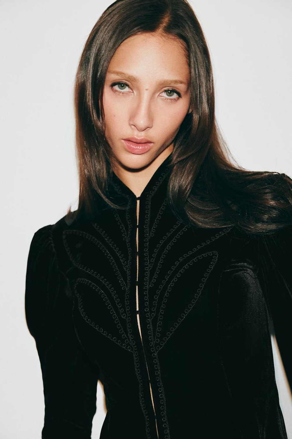 ZARA БАРХАТНАЯ КУРТКА С ВЫШИВКОЙ, ЧЕРНЫЙ