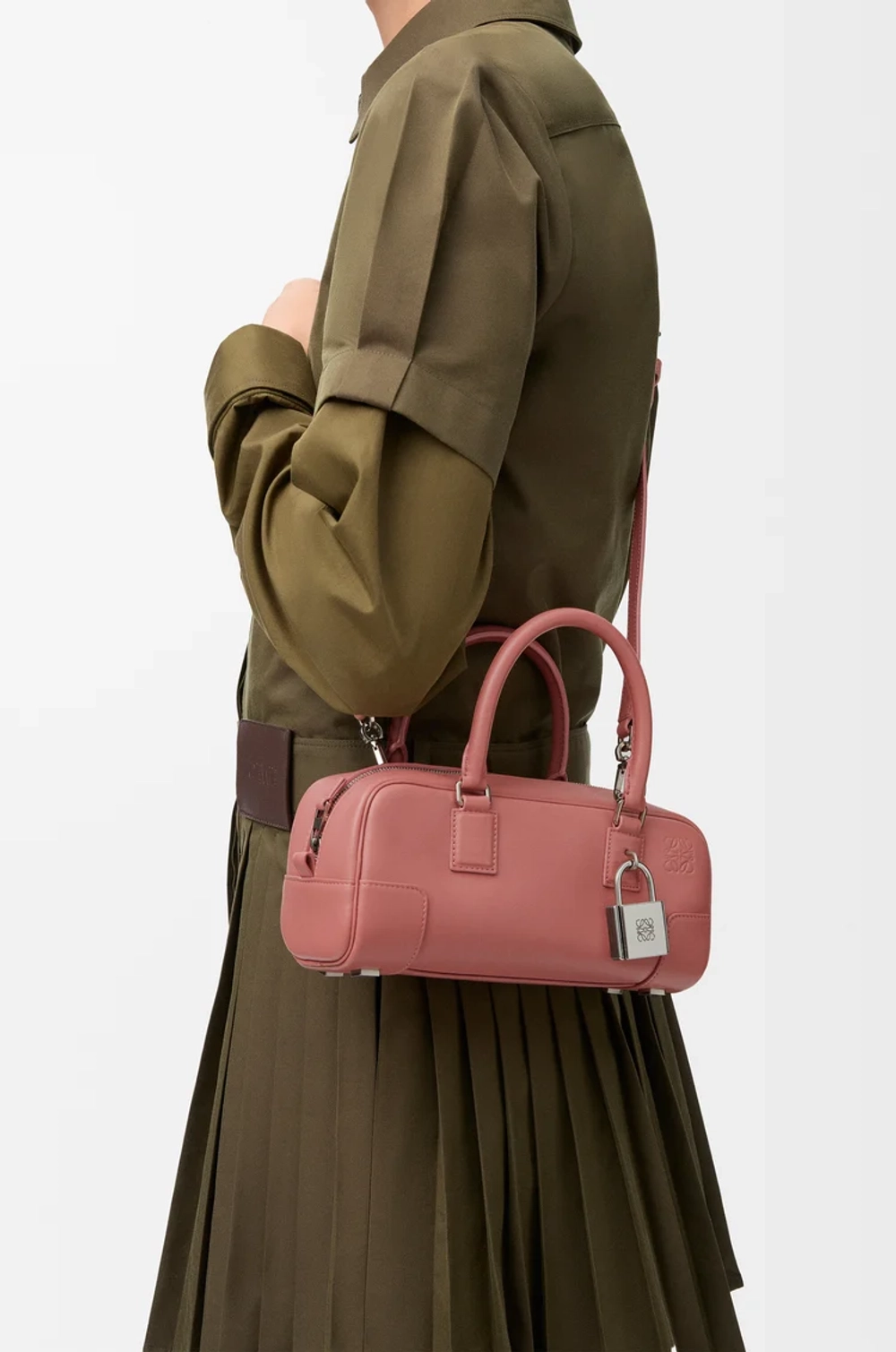 Loewe Укороченная сумка Amazona 23 из блестящей телячьей кожи, красноватый