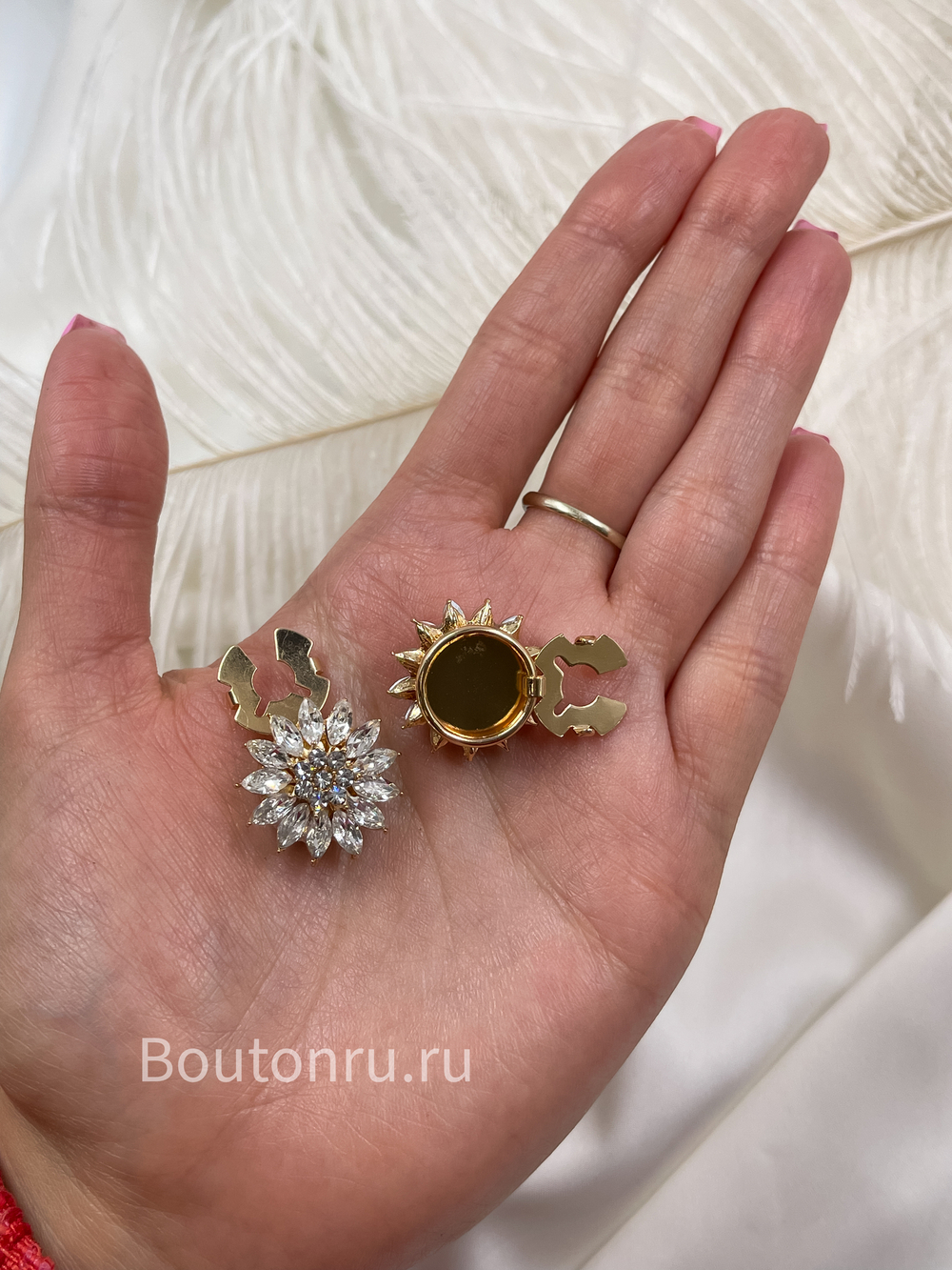 Накладка на пуговицу "Цветок" золотистый со стразами