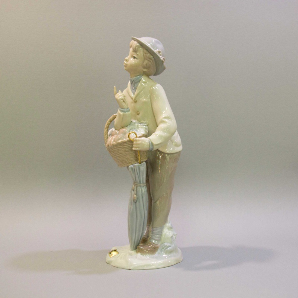 Фарфоровая мануфактура Lladro «Мальчик с корзинкой»