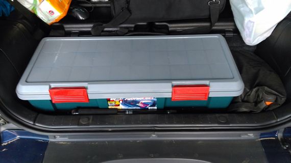Экспедиционный ящик IRIS RV Box 770F, в багажнике автомобиля.