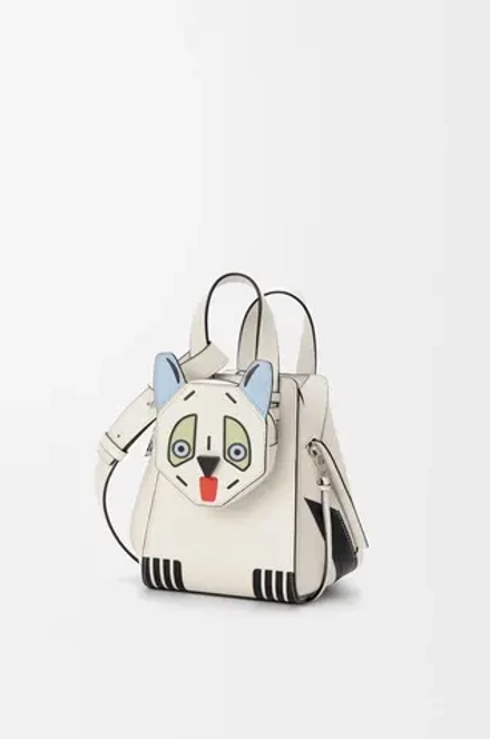 Loewe Компактная сумка Hammock Futurist Cat из классической телячьей кожи, экрю
