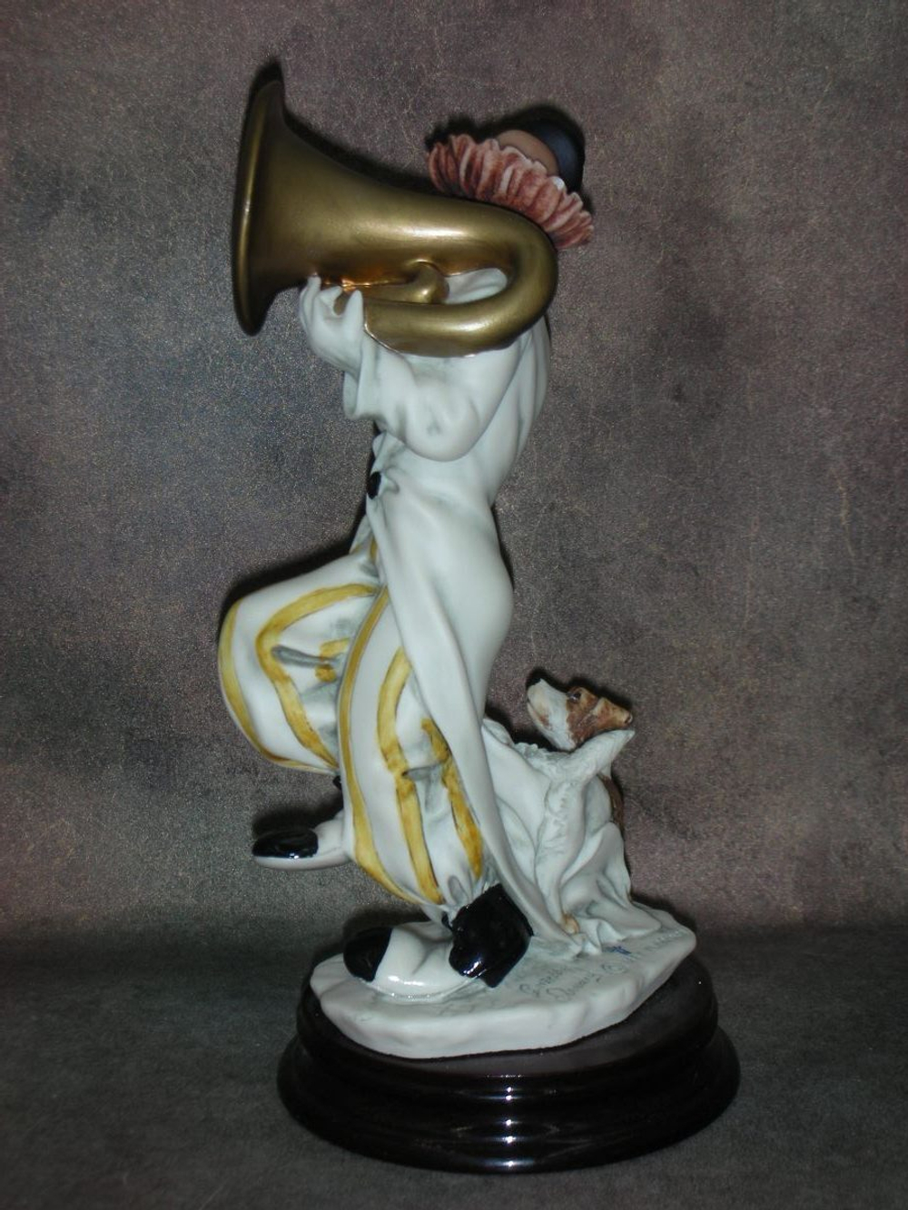 Статуэтка. Фарфор. Клоун с тубой. Capodimonte. Италия